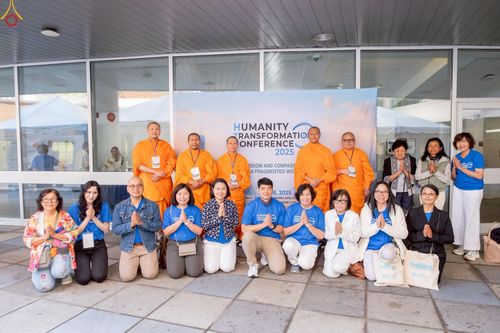 ภาพ No.249790:วันอาทิตย์ที่ 28 กันยายน พ.ศ. 2568 การปฏิบัติธรรมบูชาธรรม 108 ปี แห่งการบรรลุธรรมของหลวงปู่วัดปากน้ำ ได้จุดประทีปสันติภาพไปทั่วโลก และได้ร่วมเสวนาทางปัญญา เพื่อการขยายพระพุทธศาสนาวิชชาธรรมกายไปทั่วโลก  ในงาน HTC Newyork USA