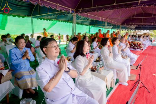 ภาพ No.255504:วันที่ 13 ตุลาคม พ.ศ. 2568 พิธีบรรจุพระบรมสารีริกธาตุ ผูกผ้า 7 สี เพื่อความเป็นสิริมงคล  และ ยกช่อฟ้า ประดิษฐานบนหลังคาอุโบสถวัดทุ่งเจริญธรรม ถวายบูชาธรรม 81 ปี หลวงพ่อธัมมชโย โดยคณะศิษยานุศิษย์ ณ วัดทุ่งเจริญธรรม อ.อมก๋อย จ.เชียงใหม่