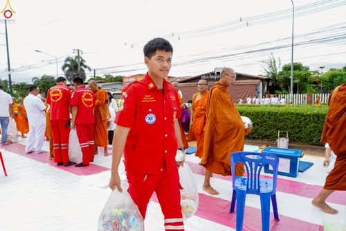 ภาพ No.229884:วันพฤหัสบดีที่ 26 มิถุนายน พ.ศ. 2568 พิธีตักบาตรพระ 1,165 รูป ฉลองก่อตั้งเมืองวานรนิวาส ครบรอบ 164 ปี ณ ถนนวานรนิวาส-อากาศอำนวย อ.วานรนิวาส จ.สกลนคร