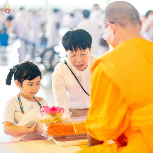 ภาพ No.91188:พิธีร่วมบุญกฐินสัมฤทธิ์ปีที่ 16 และกฐินสมทบวัดกัลยาณมิตรทั้งภายใน และต่างประเทศปีที่ 6 ณ บ้านแก้วเรือนทองคุณยายฯ วัดพระธรรมกาย วันเสาร์ที่ 21 ตุลาคม พ.ศ. 2566