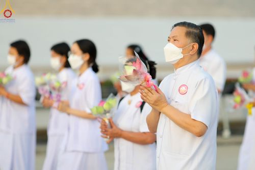 ภาพ No.101455:พิธีเวียนประทักษิณ, พิธีวันทาเจดีย์, พิธีขอขมาและมอบผ้าไตร ในโครงการอุปสมบทหมู่ รุ่นบูชาธรรมมหาปูชนียาจารย์ ณ วัดพระธรรมกาย ในวันที่ 9 ธันวาคม พ.ศ. 2566