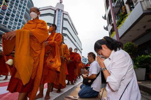 ภาพ No.85931:ตักบาตรพระนานาชาติ 10,000 รูป ใจกลางนครหาดใหญ่ จ.สงขลา วันอาทิตย์ที่ 20 สิงหาคม พ.ศ. 2566