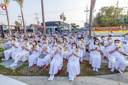ภาพ No.101852:ตักบาตรพระ 10,000 รูป เติมบุญให้แผ่นดิน เนื่องในโอกาส 192 ปี จังหวัดกาญจนบุรี หนึ่งในโครงการตักบาตรพระ 2,000,000 รูป  77 จังหวัดทุกวัดทั่วไทย วันจันทร์ที่ 11 ธันวาคม พ.ศ. 2566 บริเวณถนนสองแคว (SKY WALK) เมืองกาญจนบุรี
