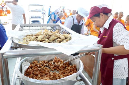 ภาพ No.230454:วันที่ 28 มิถุนายน พ.ศ. 2568 พิธีถวายภัตตาหารเมนูสวรรค์ เพื่อการบรรลุธรรม ณ หอฉันคุณยายอาจารย์ฯ วัดพระธรรมกาย