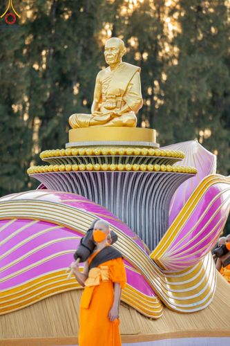 ภาพ No.104425:พระธรรมยาตราร่วมปฏิบัติธรรม และถ่ายภาพหมู่ประวัติศาสตร์ หน้ามหาวิหารพระมงคลเทพมุนี วันที่ 27 ธันวาคม พ.ศ. 2566