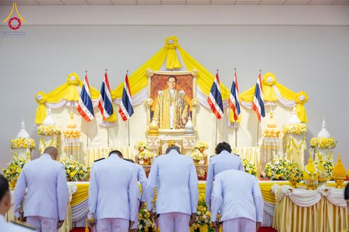 ภาพ No.179630:พิธีเจริญพระพุทธมนต์ พิธีทำบุญตักบาตรถวายพระราชกุศล และพิธีวางพานพุ่มดอกไม้ถวายราชสักการะ  แด่พระบาทสมเด็จพระบรมชนกาธิเบศร มหาภูมิพลอดุลยเดชมหาราช บรมนาถบพิตร เนื่องในวันคล้ายวันพระบรมราชสมภพ วันชาติ และวันพ่อแห่งชาติ วันพฤหัสบดีที่ 5 ธันวาคม พ.ศ. 2567 ณ