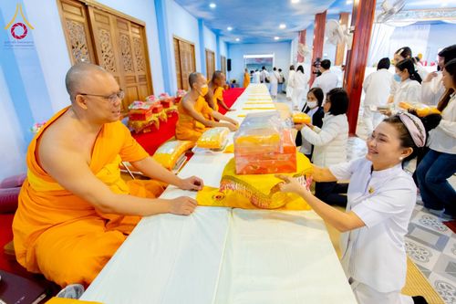 ภาพ No.196950:พิธีถวายภัตตาหารเป็นสังฆทาน แด่พระธรรมยาตรา ณ วัดโบสถ์(บน) ตำบลบางคูเวียง อำเภอบางกรวย จังหวัดนนทบุรี ในโครงการธรรมยาตรา กตัญญูบูชา มหาปูชนียาจารย์ พระมงคลเทพมุนี(สด จนฺทสโร) พระผู้ปราบมาร อนุสรณ์สถาน 7 แห่ง ปีที่ 13 วันที่ 18 มกราคม พ.ศ. 2568