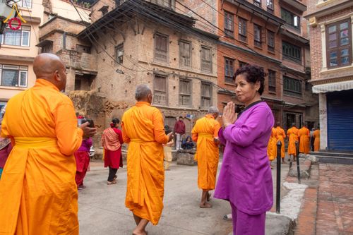 ภาพ No.132570:สามเณรเนปาล บิณฑบาต ย่านทาเมล เมืองกาฐมาณฑุ และเมืองปาฏัน ในโครงการบรรพชา 1,250 รูป ประเทศเนปาล วันที่ 20 มีนาคม พ.ศ. 2567