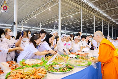 ภาพ No.120641:พิธีถวายภัตตาหารเป็นสังฆทาน แด่คณะพระธรรมยาตรา ปีที่ 12 วันที่ 29 มกราคม พ.ศ. 2567 ณ สภาธรรมกายสากล วัดพระธรรมกาย