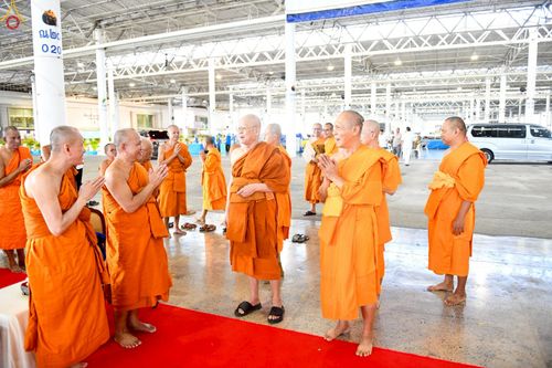 ภาพ No.233801:วันเสาร์ที่ 19 กรกฎาคม พ.ศ.2568 วันมหารำลึก ครั้งที่ 35 พิธีรำลึกถึงนักสร้างบารมี , พิธีสวดพระพุทธมนต์ , พิธีทอดผ้าบังสกุลและถวายไทยธรรม วัดพระธรรมกาย