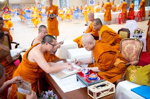 ภาพ No.208817:พระบาทสมเด็จพระเจ้าอยู่หัวทรงพระกรุณาโปรดเกล้าฯ พระราชทานภัตตาหารพระราชทาน แด่พระภิกษุ สามเณร ในการสอบบาลีสนามหลวง ณ วัดพระธรรมกาย วันที่ 22 กุมภาพันธ์ พ.ศ. 2568 ณ วัดพระธรรมกาย อำเภอคลองหลวง จังหวัดปทุมธานี