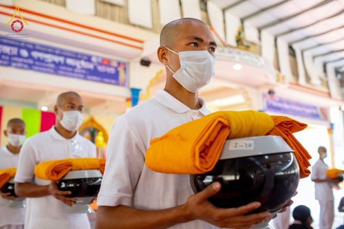 ภาพ No.75961:พิธีบรรพชาสามเณร ณ วัดปันชารี สันติปูร์ อรัญกฏิ เมืองคาร์กาชารี ประเทศบังกลาเทศ วันที่ 10 กุมภาพันธ์ พ.ศ. 2566