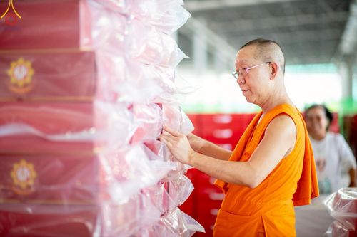 ภาพ No.214366:วันที่ 29 มีนาคม พ.ศ.2568 กิจกรรมใส่ถุงซิปกล่องไทยธรรม เพื่อรักษาความประณีตของกล่องไทยธรรม ในทุกสภาพอากาศ ณ บ้านแก้วเรือนทองคุณยาย วัดพระธรรมกาย