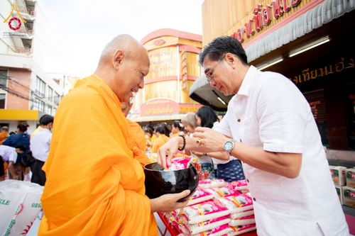 ภาพ No.180322:พิธีทำบุญตักบาตร ข้าวสารอาหารแห้ง แด่คณะสงฆ์ 99 รูป เนื่องในวันพ่อแห่งชาติ ปีที่ 50 ณ ศูนย์การค้าตลาดรังสิต ซ.รังสิต-ปทุมธานี 5 วันที่ 5 ธันวาคม พ.ศ. 2567