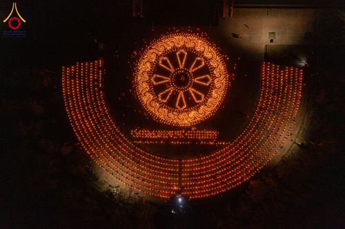 ภาพ No.130654:พิธีจุดโคมประทีปถวายเป็นพุทธบูชา ในโครงการบรรพชา 1,250 รูป ณ มหาวิหารมายาเทวี แดนประสูติ สวนลุมพินี ประเทศเนปาล วันที่ 9 มีนาคม พ.ศ. 2567