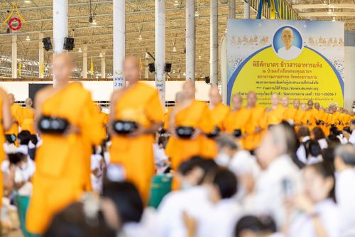 ภาพ No.223374:วันวิสาขบูชา วันอาทิตย์ที่ 11 พฤษภาคม พ.ศ. 2568 พิธีตักบาตร และปฎิบัติธรรม ณ สภาธรรมกายสากล วัดพระธรรมกาย