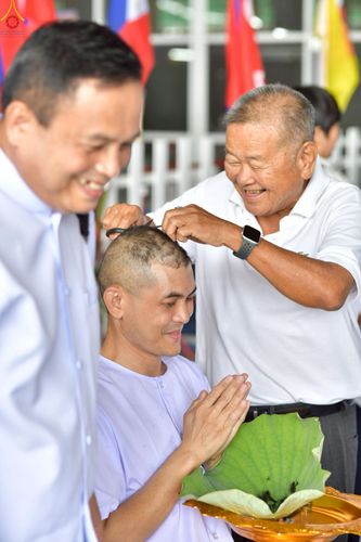 ภาพ No.230811:วันที่ 28 มิถุนายน พ.ศ. 2568 พิธีตัดปอยผมและปลงผม โครงการบวชพระนานาชาติ AEC & WAB รุ่นที่ 9 ณ วิหารคด 2 วัดพระธรรมกาย