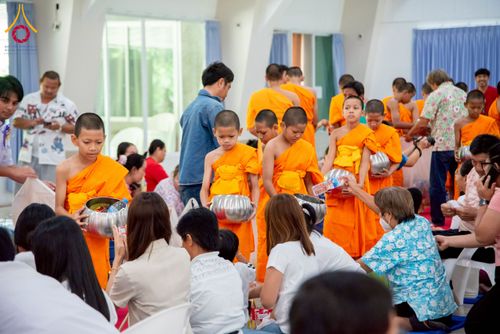 ภาพ No.218084:วันอาทิตย์ที่ 13 เมษายน พ.ศ. 2568 พิธีตักบาตรฉลองสามเณรใหม่ 75 รูป เนื่องในวันสงกรานต์ (โครงการบรรพชาสามเณรฟื้นฟูพระพุทธศาสนาทั่วไทย ประจำปีพุทธศักราช 2568) ณ ศูนย์ปฏิบัติธรรมระยอง(บ้านช่องลม) ตำบลบางบุตร อำเภอบ้านค่าย จังหวัดระยอง