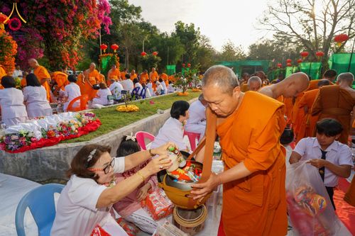 ภาพ No.206795:พิธีตักบาตรพระ 1,000 รูป ปืที่ 7 วันอาทิตย์ที่ 9 กุมภาพันธ์ พ.ศ. 2568 ณ วัดห้วยตองสัก อำเภอจอมทอง จังหวัดเชียงใหม่