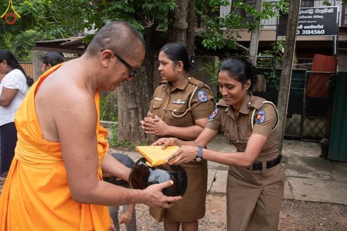 ภาพ No.139447:พิธีตักบาตรรอบเมืองดัมบุลล่า เทศกาลวิสาขบูชาแห่งชาติ ศรีลังกา เมื่อวันที่ 16 พฤษภาคมที่ผ่านมา คณะสงฆ์จากวัดพระธรรมกาย และคณะพระภิกษุสามเณรศรีลังกา ในโครงการสยาม-ลังกา ธรรมยาตรา ฉลองเทศกาลวิสาขบูชาแห่งชาติ ศรีลังกา บูชาธรรม 80 ปีหลวงพ่อธัมมชโย