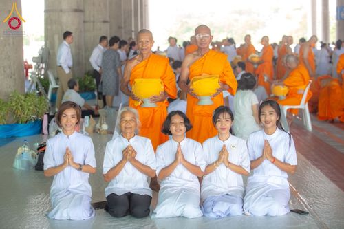 ภาพ No.62592:พิธีถวายบาตรเเละไทยธรรม ในโครงการอุปสมบทหมู่ บูชาธรรมหลวงพ่อธัมมชโย พ.ศ.2567 ณ ลานธรรม พระมหาธรรมกายเจดีย์ วันที่ 13 เมษายน พ.ศ.2567