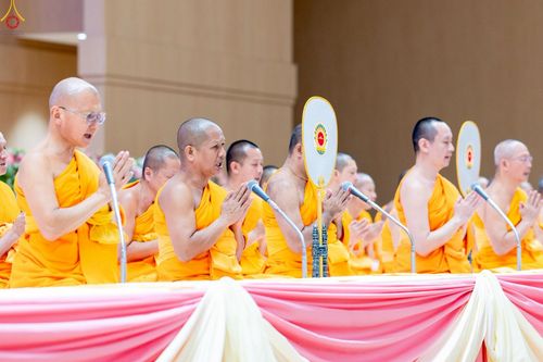 ภาพ No.228352:วันอาทิตย์ที่ 8 มิถุนายน พ.ศ. 2568 พิธีถวายทุนสนับสนุนพระไตรปิฎกฉบับธรรมชัย และอนุรักษ์คัมภีร์โบราณ ณ ห้องแก้วสารพัดนึก 2 วัดพระธรรมกาย