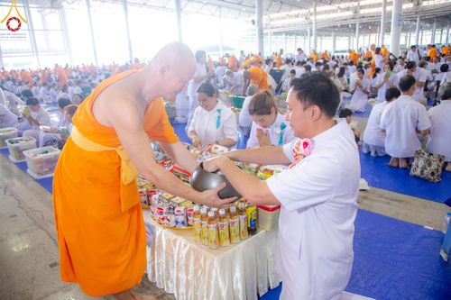 ภาพ No.136597:พิธีตักบาตร พิธีบูชาข้าวพระ ในวันอาทิตย์ต้นเดือนที่ 5 พฤษภาคม พ.ศ. 2567 ณ วัดพระธรรมกาย จ.ปทุมธานี