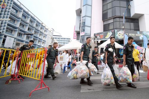 ภาพ No.237372:วันที่ 9-10 สิงหาคม พ.ศ. 2568 การเตรียมงาน เก็บงาน ของเจ้าหน้าที่ทุกสถานะ ในงานมหาสังฆทาน ตักบาตรพระ 10,000 รูป ใจกลางเมืองหาดใหญ่ จ.สงขลา