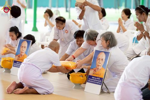 ภาพ No.244720:วันเสาร์ที่ 6 กันยายน พ.ศ. 2568 พิธีขอขมา-รับผ้าไตรของนาคธรรมทายาท โครงการอุปสมบทหมู่บูชาธรรมครบรอบ 108 ปี  วันครูผู้ค้นพบวิชชาธรรมกาย ณ โบสถ์พระไตรปิฎก วัดพระธรรมกาย