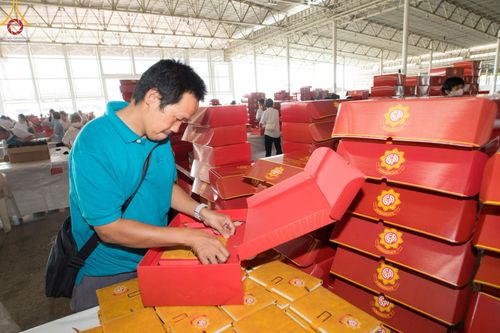 ภาพ No.212290:วันพุธที่ 19 มีนาคม พ.ศ. 2568 การบรรจุไทยธรรมลงกล่องสำเร็จ 43,500 กล่อง เพื่อถวายแด่พระสังฆาธิการ 40,000 กว่าวัดทั่วไทย ในวันคุ้มครองโลก 22 เมษายน พ.ศ. 2568 ณ บ้านแก้วเรือนทองคุณยายฯ วัดพระธรรมกาย