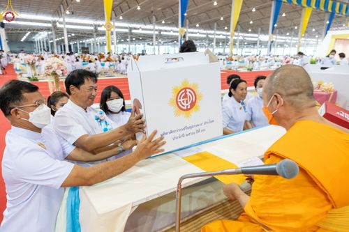 ภาพ No.85396:พิธีถวายมหาสังฆทานคณะสงฆ์ 2000 กว่าวัดทั่วประเทศปีที่ 23, พิธีถวายไทยธรรมคณะสงฆ์ 323 วัด 4 จังหวัดชายแดนภาคใต้, พิธีมอบปัจจัยช่วยเหลือครู 4 จังหวัดชายแดนภาคใต้ ณ สภาธรรมกายสากล วัดพระธรรมกาย ในวันสมาธิโลก อาทิตย์ที่ 6 สิงหาคม พ.ศ. 2566