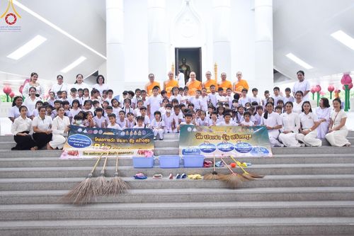 ภาพ No.144649:ชาวอำเภอคลองหลวง จังหวัดปทุมธานี ถวายเทียนพรรษามหามงคล เนื่องในเทศกาลเข้าพรรษา ประจำปี 2567 แด่คณะสงฆ์วัดพระธรรมกาย  วันพฤหัสบดีที่ 18 กรกฎาคม พ.ศ. 2567