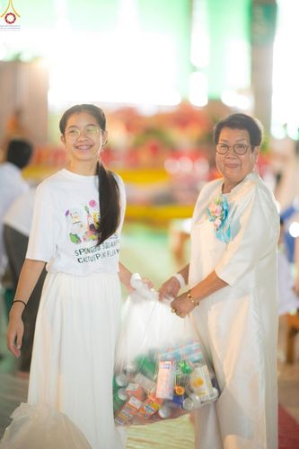 ภาพ No.246642:วันที่ 14 กันยายน พ.ศ. 2568 พิธีตักบาตรฉลองพระใหม่ ในโครงการอุปสมบทหมู่บูชาธรรม ครบรอบ108ปี วันครูผู้ค้นพบวิชชาธรรมกาย ณ วิหารคด วัดพระธรรมกาย