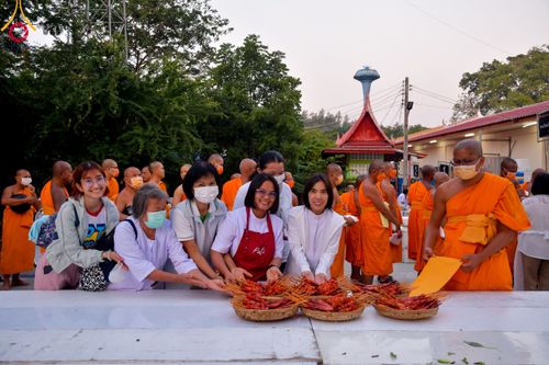 ภาพ No.112921:พิธีถวายภัตตาหารเป็นสังฆทาน แด่คณะพระธรรมยาตรา ปีที่ 12 วันที่ 15 มกราคม พ.ศ. 2567 ณ วัดสองพี่น้อง จ.สุพรรณบุรี