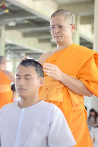 ภาพ No.248633:วันที่ 28 กันยายน พ.ศ. 2568 พิธีตัดปอยผม และปลงผม โครงการอุปสมบทบูชาธรรม 141 ปี พระมงคลเทพมุนี ณ วิหารคด วัดพระธรรมกาย