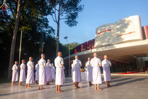 ภาพ No.159734:พิธีตัดปอยผมปลงผมนาคธรรมทายาท, พิธีบรรพชาอุปสมบทหมู่ โครงการอุปสมบทหมู่บูชาธรรม 140 ปี พระมงคลเทพมุนี (สด จนฺทสโร) ณ โบสถ์พระไตรปิฏก วัดพระธรรมกาย วันเสาร์ที่ 5 ตุลาคม พ.ศ. 2567