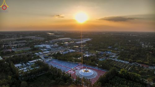 ภาพ No.192677:พิธีจุดประทีปถวายเป็นพุทธบูชา และบูชาธรรมมหาปูชนียาจารย์ ณ อนุสรณ์สถานคลองบางนางแท่น อ.สามพราน จ.นครปฐม ในโครงการธรรมยาตรา กตัญญูบูชา มหาปูชนียาจารย์ พระมงคลเทพมุนี(สด จนฺทสโร) พระผู้ปราบมาร อนุสรณ์สถาน 7 แห่ง ปีที่ 13 วันที่ 10 มกราคม พ.ศ. 2568
