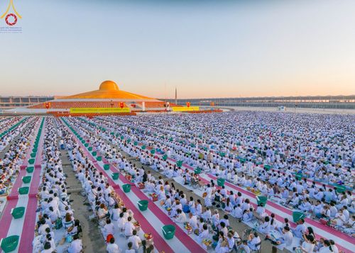 ภาพ No.105278:พิธีตักบาตรฉลองพระบวชใหม่ รุ่นบูชาธรรมมหาปูชนียาจารย์ และต้อนรับศักราชใหม่ วันจันทร์ที่ 1 มกราคม พ.ศ. 2567 ณ ลานธรรมพระมหาธรรมกายเจดีย์ วัดพระธรรมกาย