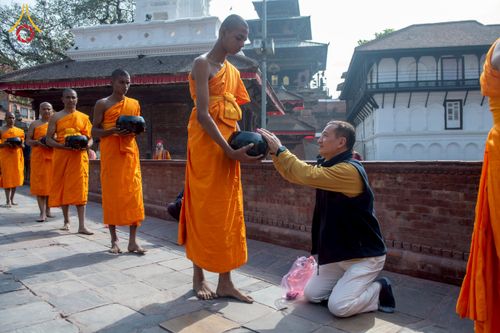 ภาพ No.213143:วันที่ 17 - 18 มีนาคม พ.ศ. 2568 คณะสงฆ์และสามเณรเดินบิณฑบาต รอบเมืองในพื้นที่ วัดสยมภูวนาถและราชวังปาตัน ณ เมืองกาฐมาณฑุ ประเทศเนปาล