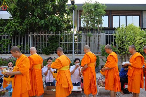 ภาพ No.136078:พระธรรมทายาท โครงการบวชพระนานาชาติ AEC & WAB ผู้บริหารรุ่นที่ 2 บิณฑบาต ณ หอฉันคุณยายอาจารย์ฯ เมืองแก้วมณี หมู่บ้านแก้วพุทธรักษา วันที่ 28 เมษายน พ.ศ. 2567