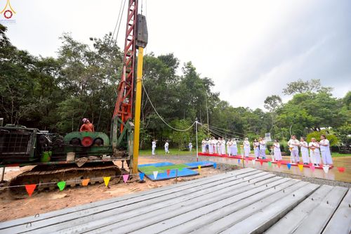 ภาพ No.249980:วันอังคารที่ 30 กันยายน พ.ศ. 2568 พิธีตอกเสามงคลต้นแรกอาคารเศรษฐีถาวร ที่พักผู้มาปฏิบัติธรรม ณ ศูนย์ปฏิบัติธรรมจันทบุรี