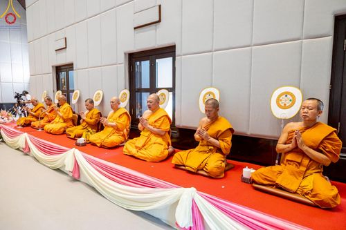 ภาพ No.214805:พิธีต้อนรับสัญญาบัตร พัดยศ พระราชวิเทศวชิรเวที (บัณฑิต วรปญฺโญ) เจ้าอาวาสวัดพระธรรมกายสกอตแลนด์ สหราชอาณาจักร ผู้ช่วยเจ้าอาวาสวัดพระธรรมกาย ณ อุโบสถพระไตรปิฏก วัดพระธรรมกาย