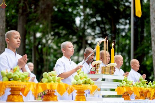 ภาพ No.228892:วันเสาร์ที่ 14 มิถุนายน พ.ศ. 2568 พิธีเวียนประทักษิณ , พิธีขอขมารับผ้าไตร ในโครงการบรรพชาอุปสมบทหมู่ ผู้บริหารรุ่นที่ 15 และ อุดมศึกษา รุ่นที่ 52 ณ โบสถ์พระไตรปิฎก วัดพระธรรมกาย