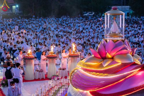 ภาพ No.112046:พิธีจุดประทีปถวายเป็นพุทธบูชา และบูชาธรรมมหาปูชนียาจารย์ พระมงคลเทพมุนี(สด จนฺทสโร) ในโครงการธรรมยาตรา กตัญญูบูชา มหาปูชนียาจารย์ พระมงคลเทพมุนี(สด จนฺทสโร) พระผู้ปราบมาร อนุสรณ์สถาน 7 แห่ง ปีที่ 12 วันที่ 14 มกราคม พ.ศ. 2567 ณ วัดสองพี่น้อง อ.สองพี่น้อง
