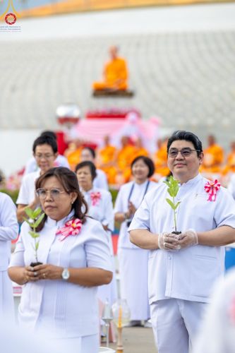 ภาพ No.160455:พิธีปลูกต้นทรัพย์บานชื่น ณ ลานธรรม พระมหาธรรมกายเจดีย์ วัดพระธรรมกาย จ.ปทุมธานี วันพฤหัสบดีที่ 10 ตุลาคม พ.ศ. 2567