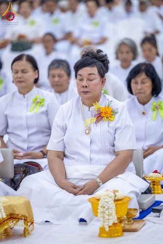 ภาพ No.160834:พิธีเจริญพระพุทธมนต์ และปิดแผ่นทองรูปเหมือน พระเดชพระคุณพระมงคลเทพมุนี (สด จนฺทสโร) พระผู้ปราบมาร จำนวน 3 องค์ วันเสาร์ที่ 5 ตุลาคม พ.ศ. 2567 ณ อาคารปลูกศรัทธา 2 (ชานชลาเดิม) วัดพระธรรมกาย อ.คลองหลวง จ.ปทุมธานี