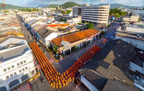 ภาพ No.248752:วันที่ 20 กันยายน พ.ศ. 2568 พิธีอัญเชิญรูปหล่อหลวงปู่วัดปากน้ำ ภาษีเจริญ จากวัดมงคลนิมิตร พระอารามหลวง เพื่อประดิษฐาน ณ วิหารพระมงคลเทพมุนี (สด จนฺทสโร)  ศูนย์ปฏิบัติธรรมภูเก็ต จ.ภูเก็ต