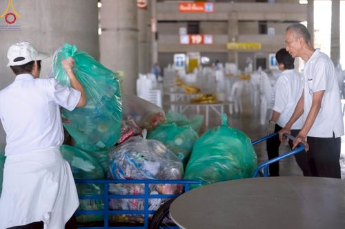 ภาพ No.220498:วันที่ 23-25 เมษายน พ.ศ. 2568 เจ้าหน้าที่และสาธุชนช่วยกัน รับบุญเก็บงานวันคุ้มครองโลก ณ วัดพระธรรมกาย