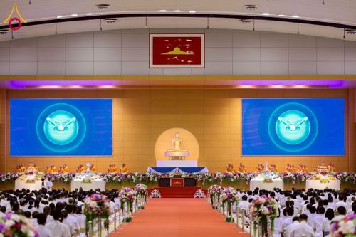 ภาพ No.232052:วันอาทิตย์ที่ 6 กรกฏาคม พ.ศ. 2568 พิธีตักบาตร ข้าวสารอาหารแห้ง  พิธีบูชาข้าวพระ สัมมนาพิเศษราชเหล็ก ณ สภาธรรมกายสากล วัดพระธรรมกาย