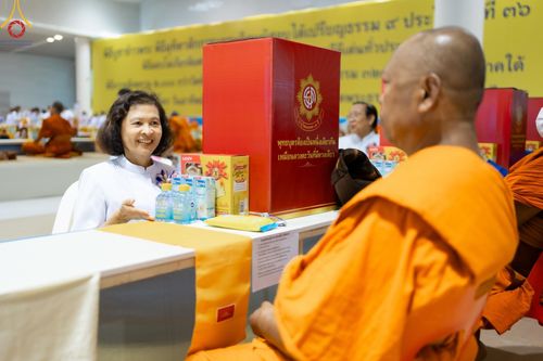 ภาพ No.147086:พิธีมุทิตาสักการะพระภิกษุ ผู้สอบได้เปรียญธรรม 9 ประโยคระดับโลกปีที่ 36, พิธีมอบโล่เกียรติยศและทุนการศึกษา สำนักเรียนบาลีดีเด่นทั่วประเทศ, พิธีถวายมหาสังฆทานคณะสงฆ์ 2,000 กว่าวัด ทั่วประเทศ ปีที่ 24, พิธีถวายไทยธรรมคณะสงฆ์ 323 วัด 4 จังหวัดชายแดนภาคใต้